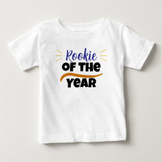 ルーキー・オブ・ザ・イヤー - かわいい子供の面白いデザイン ベビーTシャツ