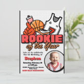 ルーキー・オブ・ザ・イヤー – ボーイファースト誕生日バスケットボール 招待状 (スタンド正面)