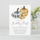 ルースティックなチェック柄のカボチャ 秋の誕生日パーティー 招待状 (スタンド正面)