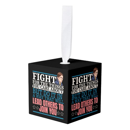 ルース・バダー・ギンズバーグが他の人々を導いて君に加わる キューブオーナメント (正面アングル)