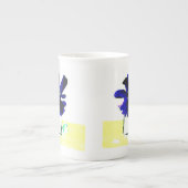 ルースSpector著黄色いテーブルの紫色の花 ボーンチャイナマグカップ (正面)