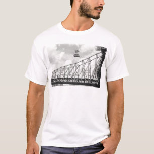 ルーズベルトの島の路面電車、NYCのアナログの(フィルムの)写真 Tシャツ