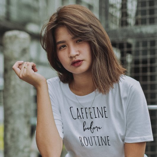 ルーティンの前にカフェイン 面白いコーヒー好きデザイン Tシャツ