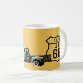 ルート66の古いアメリカのトラックの金ゴールド コーヒーマグカップ (正面右)