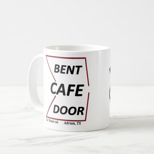 ルート66エイドリアンテキサス州は盾が付いているドアのカフェを曲げました コーヒーマグカップ (正面左)