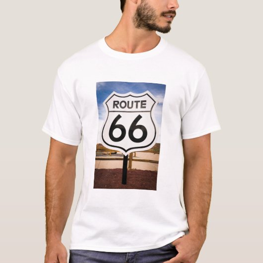 ルート66道路標識、アリゾナ州 Tシャツ (正面)