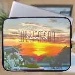 ルーフトップサンセット2295 ラップトップスリーブ<br><div class="desc">絵を描の「Rooftop Sunset 2295」コレクションノートパソコンの保護を強化するスリッカスタムプ。軽量で耐水性のある袖は、デバイスを保護するだけでなく、デザイン上のユニーク文字でスタイルを強調パーソナライズされたする。さまざまなサイズで利用でき、日常の必需品にtouchを追加しながら、ノートパソコンに最適なしゃれているフィットを確保する。製品ページでパーソナライズすクリックるか、「カスタマイズ」ボタンでパーソナライズする。メキシコのバ絵を描ラルタにあるPlaza Marinaで美しい屋上の夕日を撮影した私の「屋上の夕日2295」から設計。このコレクションには一致する製品が含まれている。</div>