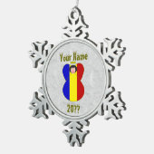 ルーマニアのエンジェル国旗の黒髪パーソナライズされた スノーフレークピューターオーナメント (右)