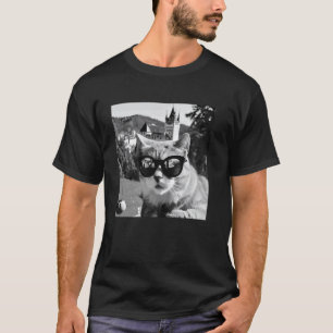 ルーマニアのブラン城を探検するサングラスの猫 Tシャツ