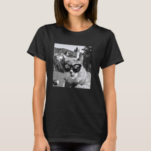 ルーマニアのブラン城を探検するサングラスの猫 Tシャツ