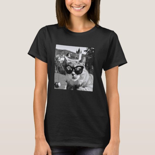 ルーマニアのブラン城を探検するサングラスの猫  Tシャツ (正面)