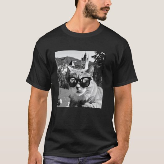 ルーマニアのブラン城を探索するサングラスの猫 Tシャツ (正面)