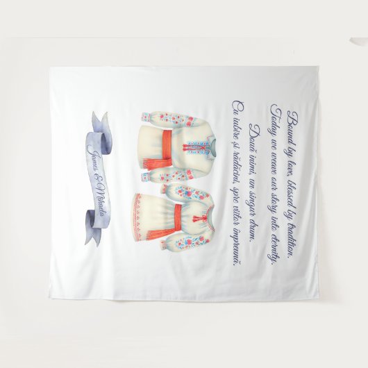 ルーマニアの伝統的な民族衣装をフィーチャーした、素朴で洗練されたウェディングデザイン タペストリー (正面(横))