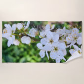 ルーマニアの春に咲く花の木 – 花の写真 ビーチタオル (正面)