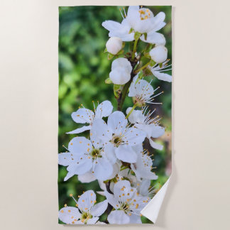 ルーマニアの春に咲く花の木 – 花の写真 ビーチタオル