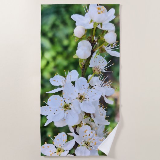 ルーマニアの春に咲く花の木 – 花の写真 ビーチタオル (正面)