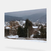 ルーマニアの田舎の風景 - 冬の村のパノラマ アクリルサイン (傾斜)