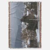 ルーマニアの田舎の風景 - 冬の村のパノラマ スローブランケット (正面縦)