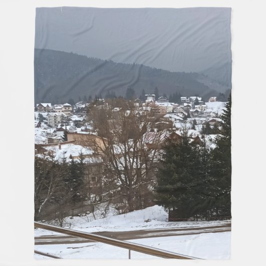 ルーマニアの田舎の風景 - 冬の村のパノラマ フリースブランケット (正面)