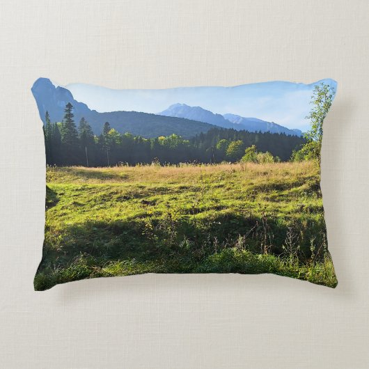 ルーマニアの緑豊かな山の草原 - Wild Nature アクセントクッション (正面)