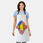 ルーマニア人の血が私の中にいる Tシャツ ルーマニア国旗 エプロン (着用した状態)