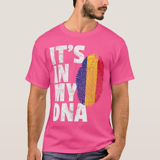 ルーマニア人のDNAに刻まれてる ルーマニア フラグ Tシャツ (正面)