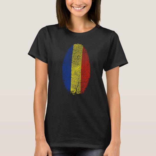 ルーマニア国旗の指紋私のDNAギフトの中にある Tシャツ (正面)