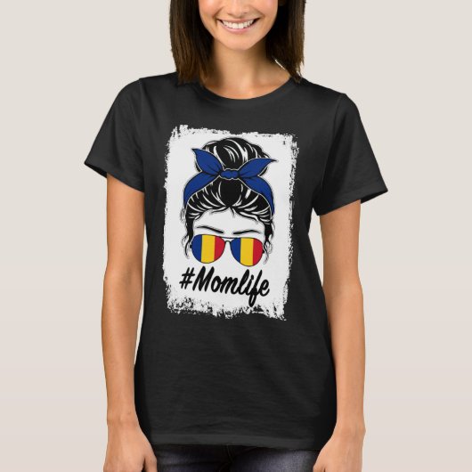 ルーマニア国旗ルーマニアのママ乱雑Bun Mom Life Tシャツ (正面)