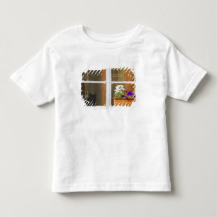 ルーマニア、シギショアラの窓辺の花 トドラーTシャツ