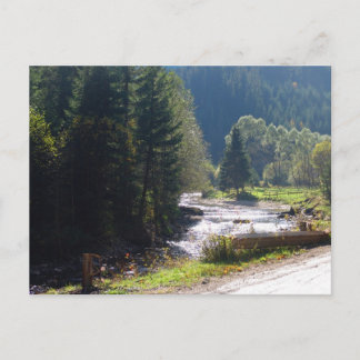 ルーマニア、モルドバの山の川 ポストカード