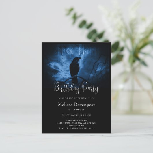 ルーン文字が施された黒いカラスのゴシック風誕生日招待状 ポストカード (スタンド正面)