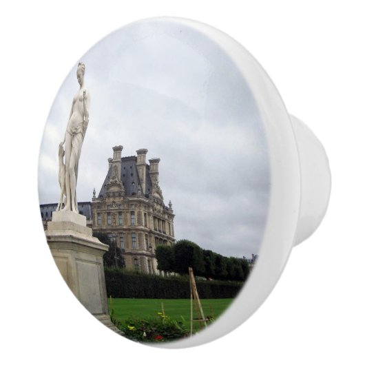 ルーヴル美術館の境内の像 – ノブ (右)