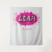 レアのグラフィティネーム バックドロップ フォトオープ タペストリー (正面)