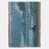 レアスピリットベアと霧の河の野生生物のシーン スローブランケット (正面縦)