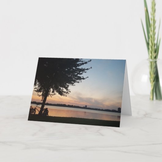 「レイクカルフーンバイクもしくは自転車に乗る人」誕生日カード カード (正面)