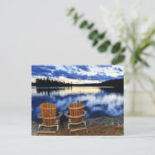 レイクショアの日没の木製の椅子 ポストカード (スタンド正面)