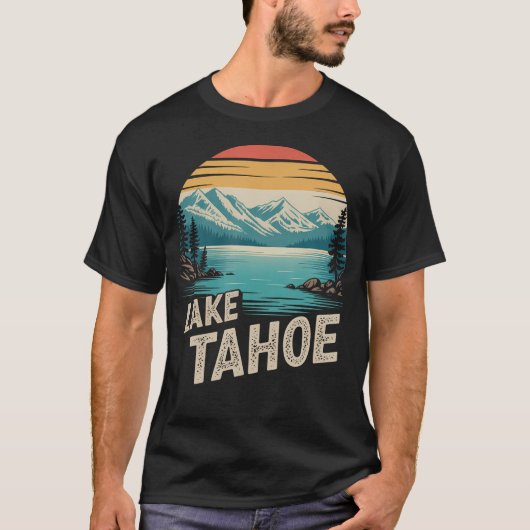 レイクタホ 日没 リトロ マウンテン リトロ Tシャツ (正面)