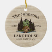 レイクハウスウッドをテーマにしたファミリー名パーソナライズされた セラミックオーナメント (正面)