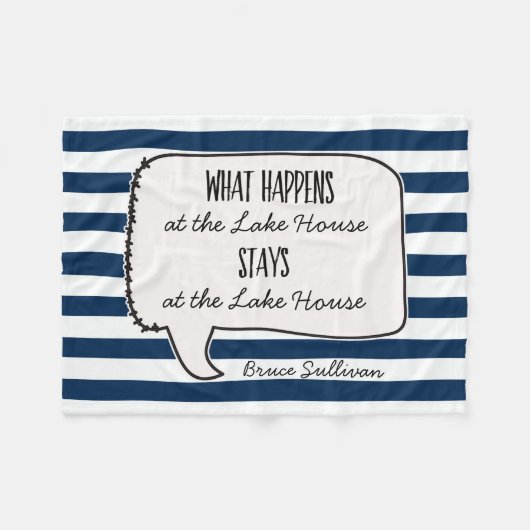 レイクハウスキャビン何が起こるステイ引用文 ストライプの フリースブランケット (正面(横))