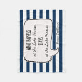 レイクハウスキャビン何が起こるステイ引用文 ストライプの フリースブランケット (正面)