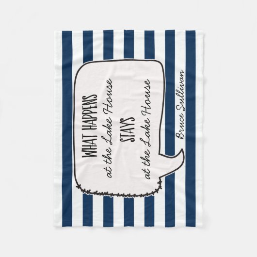 レイクハウスキャビン何が起こるステイ引用文 ストライプの フリースブランケット (正面)