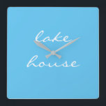 レイクハウススカイブルーアクアホワイトグレエレガントー スクエア壁時計<br><div class="desc">スカイブルーの素晴らしい背景を持つデザインで、贈り物やレークショアの家や新しい家のホームデコールに最適です。背景色を変更できもします。</div>