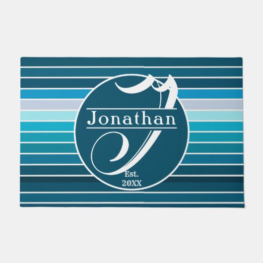 レイクブルーストライプネイビー、スカイブルー、アクアモノグラムの ドアマット (正面)