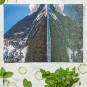 レイクルイズ湖での反射 – Banff NP,カナダ キッチンタオル (折り畳み)