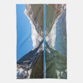 レイクルイズ湖での反射 – Banff NP,カナダ キッチンタオル (縦)