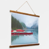 レイクルイーズの風景を赤カヌーで表示 吊り下げ型タペストリー (傾斜あり)