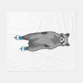 レイクーンアットアイススケートで滑るウィズアイススケート フリースブランケット (正面(横))