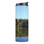 レイク反射のオレンジ色の紅葉&ブルースカイ タンブラー (回転左)