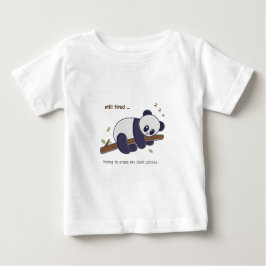 レイジーパンダ引用文 – まだ疲れて&ダーク円 ベビーTシャツ