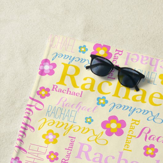 レイチェルの花の名前タイポグラフィ黄色のピンク ビーチタオル (インサイチュ)